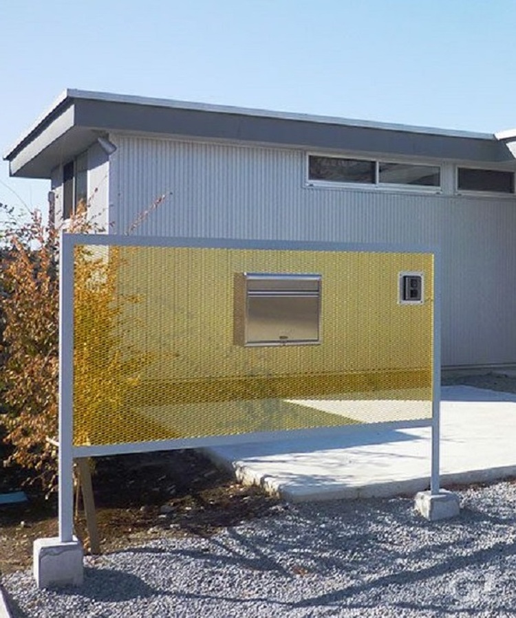 黄色のカラーフェンスが目を引く、郵便ポスト。足利市・福富住宅の注文住宅「フラットルーフハウス」