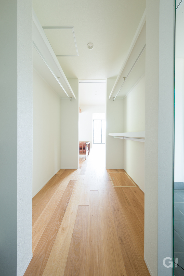 白基調のシンプルな美しい規格住宅の収納スペース 