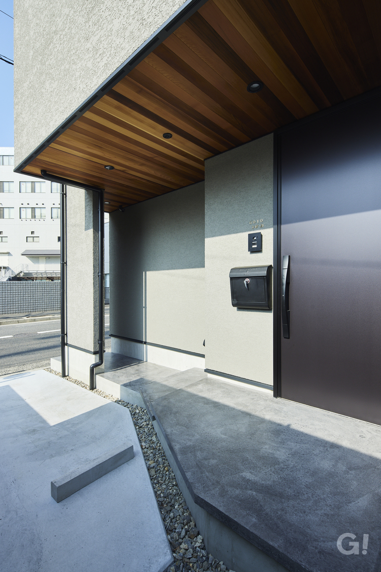 快適な暮らしやすさにも寄り添うデザイナーズ住宅のオシャレな玄関アプローチ