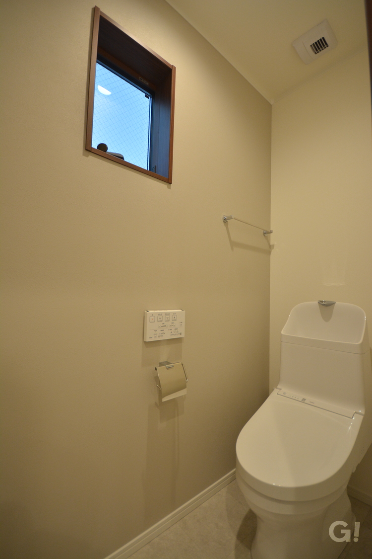 自然素材にこだわりホッと心落ち着く空間広がるナチュラルな家のトイレ