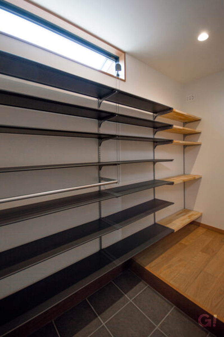 オープンタイプの造作棚ですっきり整理整頓◎魅せる収納がいいシンプルモダンな玄関