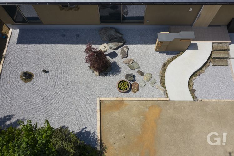 和風住宅の日本の趣がつまった庭仕立ての玄関アプローチ