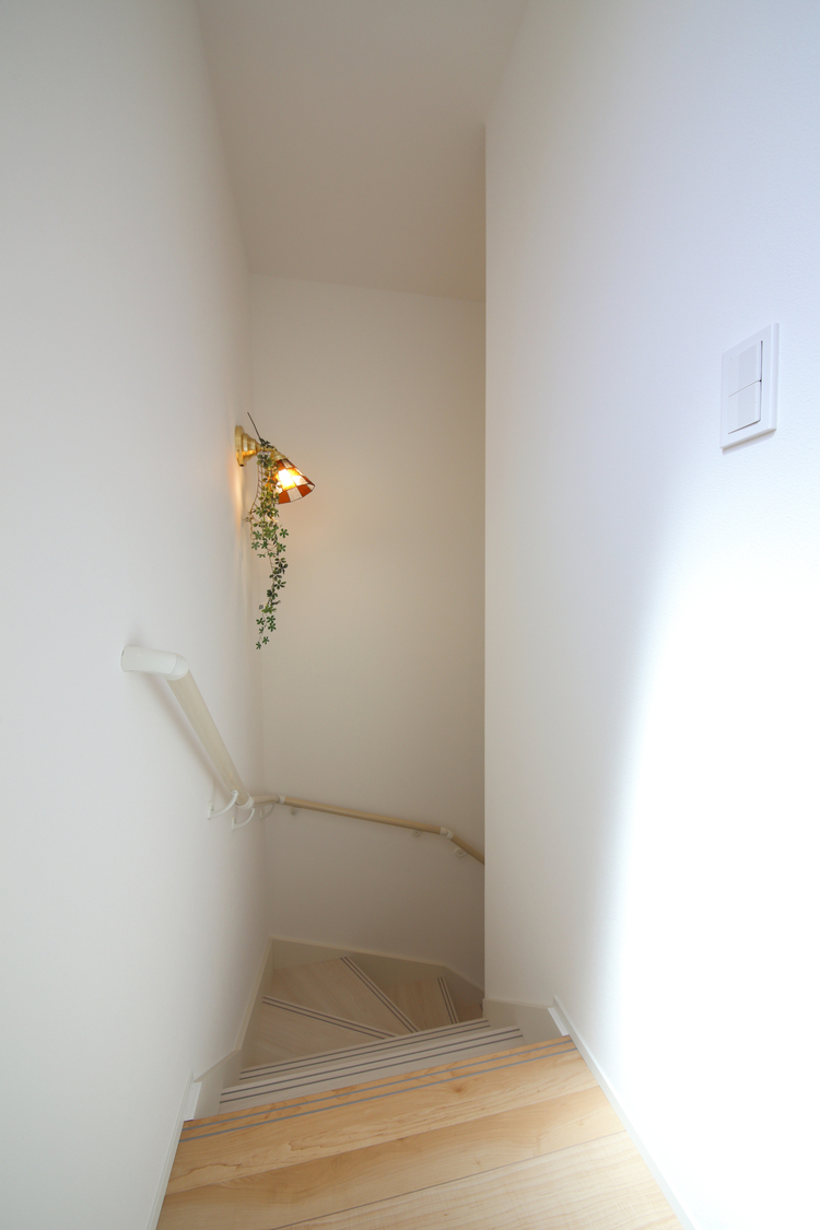 階段をおしゃれな空間にする間接照明とフェイクグリーン