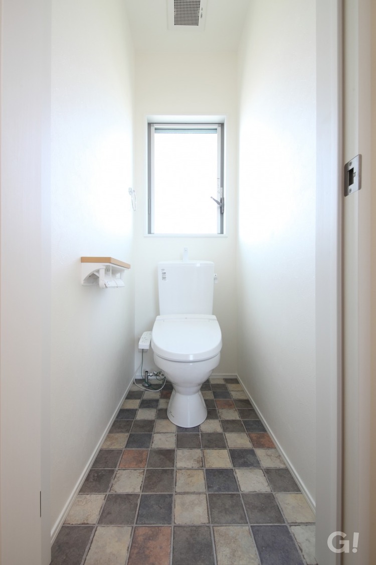 白い空間＋窓からの光で明るいトイレ