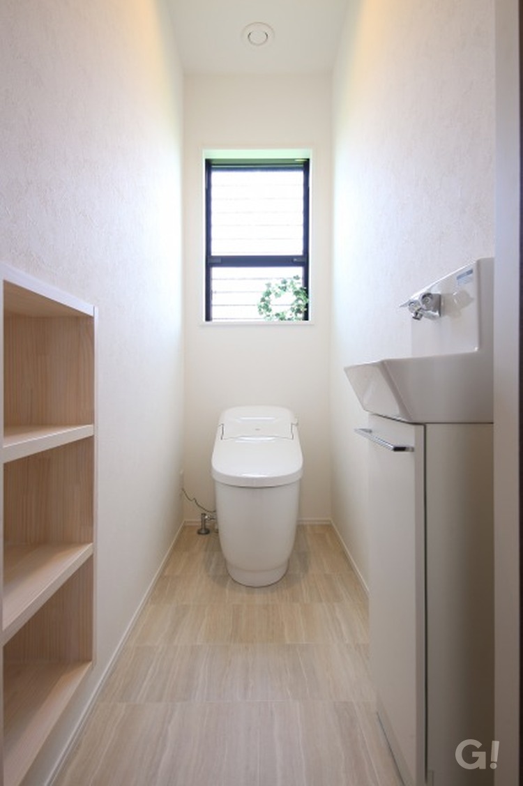白と木目のシンプルなトイレ