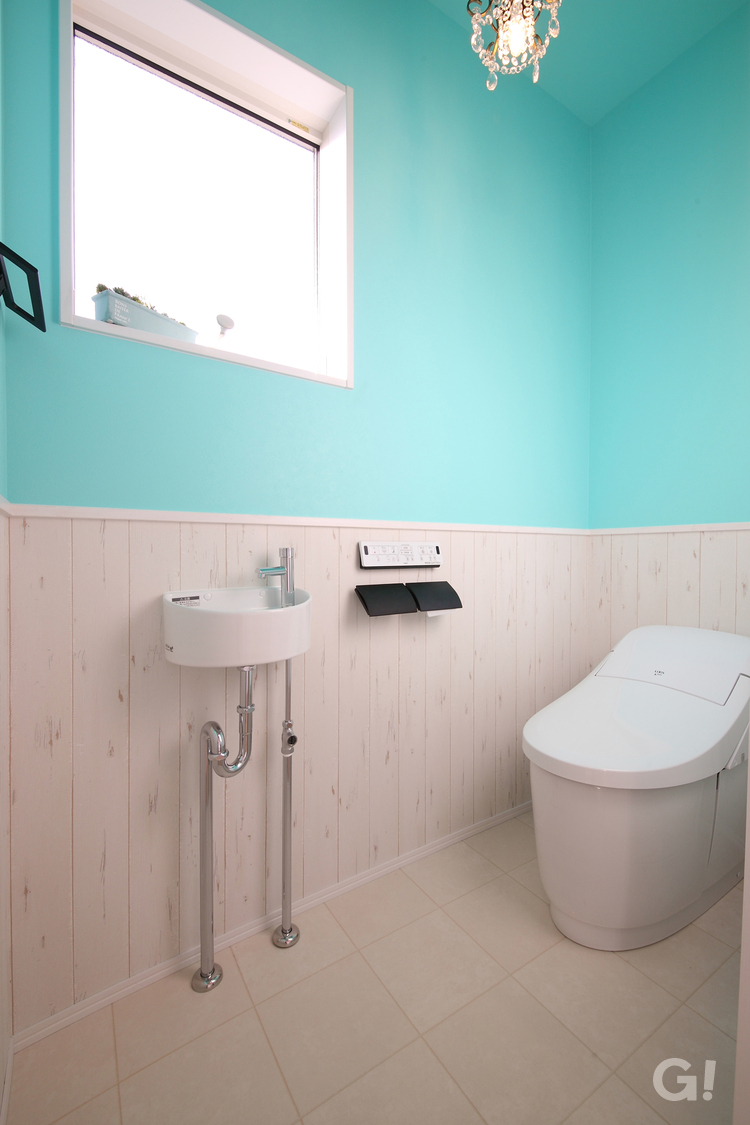 鮮やかなブルーと白い木目の組み合わせが爽やかなトイレ。