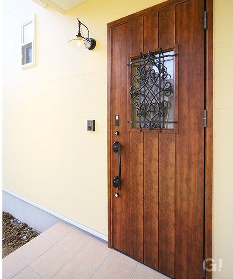 味わいのある木目と鋳物飾りの組み合わせがおしゃれなドア