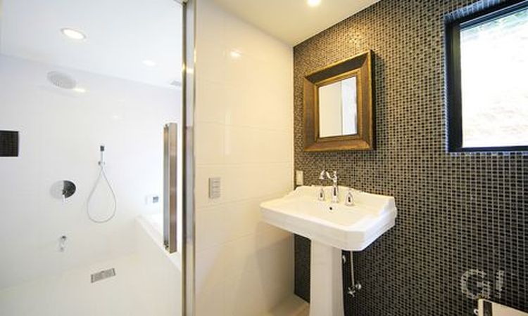 モザイクタイルの落ち着いた洗面所とシンプルホワイトなバスルームで、スタイリッシュな空間を演出。