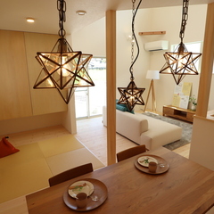 星型ペンダントライトが魅力のダイニング