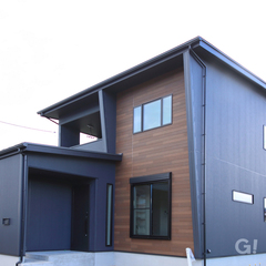 バイクガレージのあるシンプルモダンな家