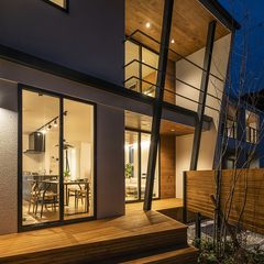 無垢材とアイアンの夜映えするカッコいいお家