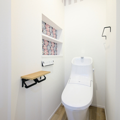 ワンポイントのデザインクロスがかわいいトイレ