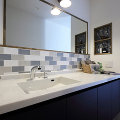 ワイドな鏡、落ち着きのある洗面所