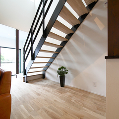 光と遊ぶリビング階段