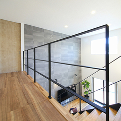 壁紙とアイアンがアクセントのかっこいいお家