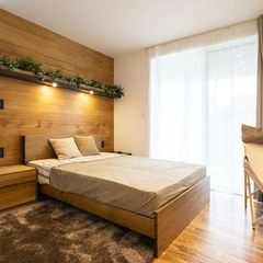 リラックスできる落ち着いた雰囲気の寝室