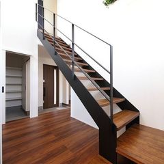 リビングと統一感のあるアイアン階段