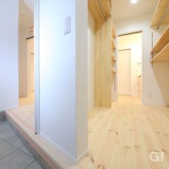 使い分けのできる便利な出入り口のある玄関