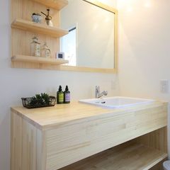 木の温もりを感じる造作洗面所