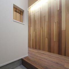 木の素材が印象的な玄関
