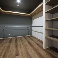 コの字型の広々としたウォークインクローゼット