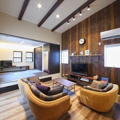 温かみのある落ち着いた雰囲気のリビング