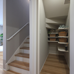 階段下を有効活用した便利な収納スペース