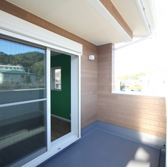西日を防ぎつつ、お部屋に風を取り込んでくれるベランダ