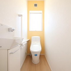 窓からの光とイエローのクロスの明るいトイレ