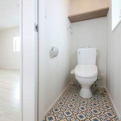 モロッコタイル風の床がおしゃれなトイレ