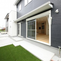 芝のお庭があるナチュラルなお家