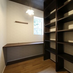 収納がたくさんある書斎スペース