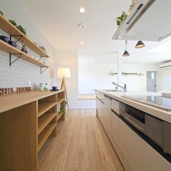アイランドキッチンと造作の食器棚