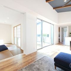 リビングと和室から中庭のシンボルツリーを眺められる平屋住宅