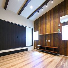 木目のクロスでモダンテイストにまとめたリビング。