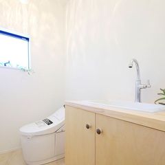 造作水洗を設置したゆったりトイレスペース