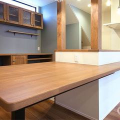 対面キッチンのカウンターから伸びる造作ダイニングテーブル