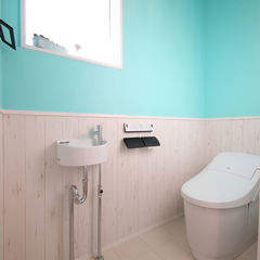 鮮やかなブルーと白い木目の組み合わせが爽やかなトイレ。