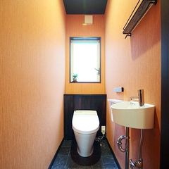 和紙のようなクロスを取り入れた、和モダンなトイレ