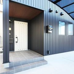 真っ黒の中に映える、白い玄関ドア。