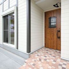 白い外壁に合うおしゃれな玄関ドア