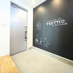 玄関一面のブラックボードには家族のインフォメーションを。