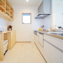 シンプルながら温かみのある木の背面収納棚