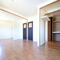 タイル調のクロスがウォークインクローゼットの奥にからぞく