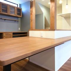 対面キッチンのカウンターから伸びる造作ダイニングテーブル
