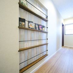 お気に入りの本や写真などを飾って楽しむファミリーギャラリー