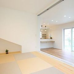 階段下の斜めになったスペースを使い、床の間に