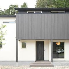 黒いﾄﾞｱでかっこいい印象のある玄関