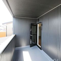 ブラックでまとめたスタイリッシュなインナーバルコニー