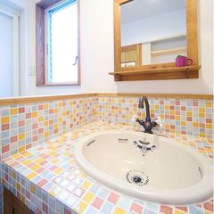 カラフルポップなモザイクタイルの洗面台